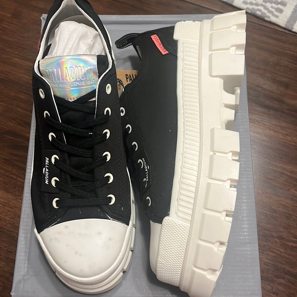 Womens 9.5

Palladium 

Revolt lo tx

New with manufacturer flaw